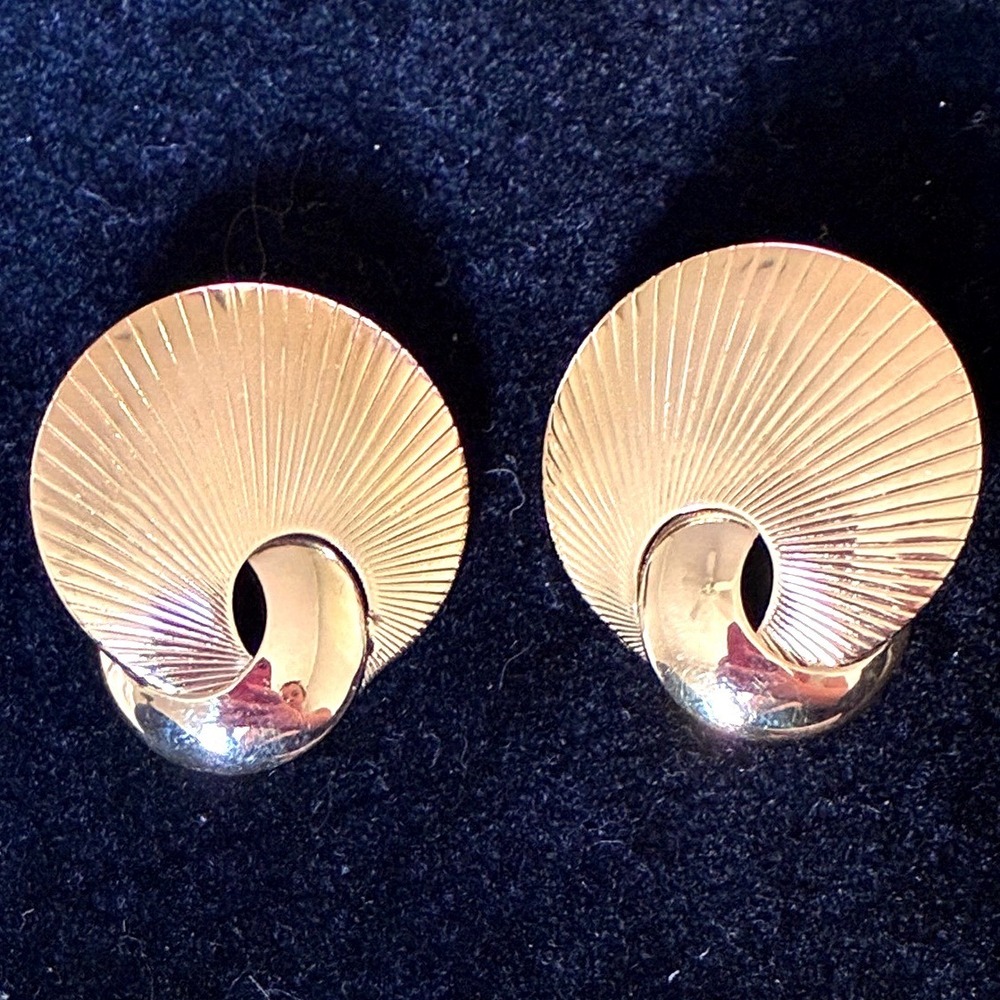 Trifari Vintage Gold Tone Sunburst Fan Ribbed Clip On Earrings Statement Jewelry